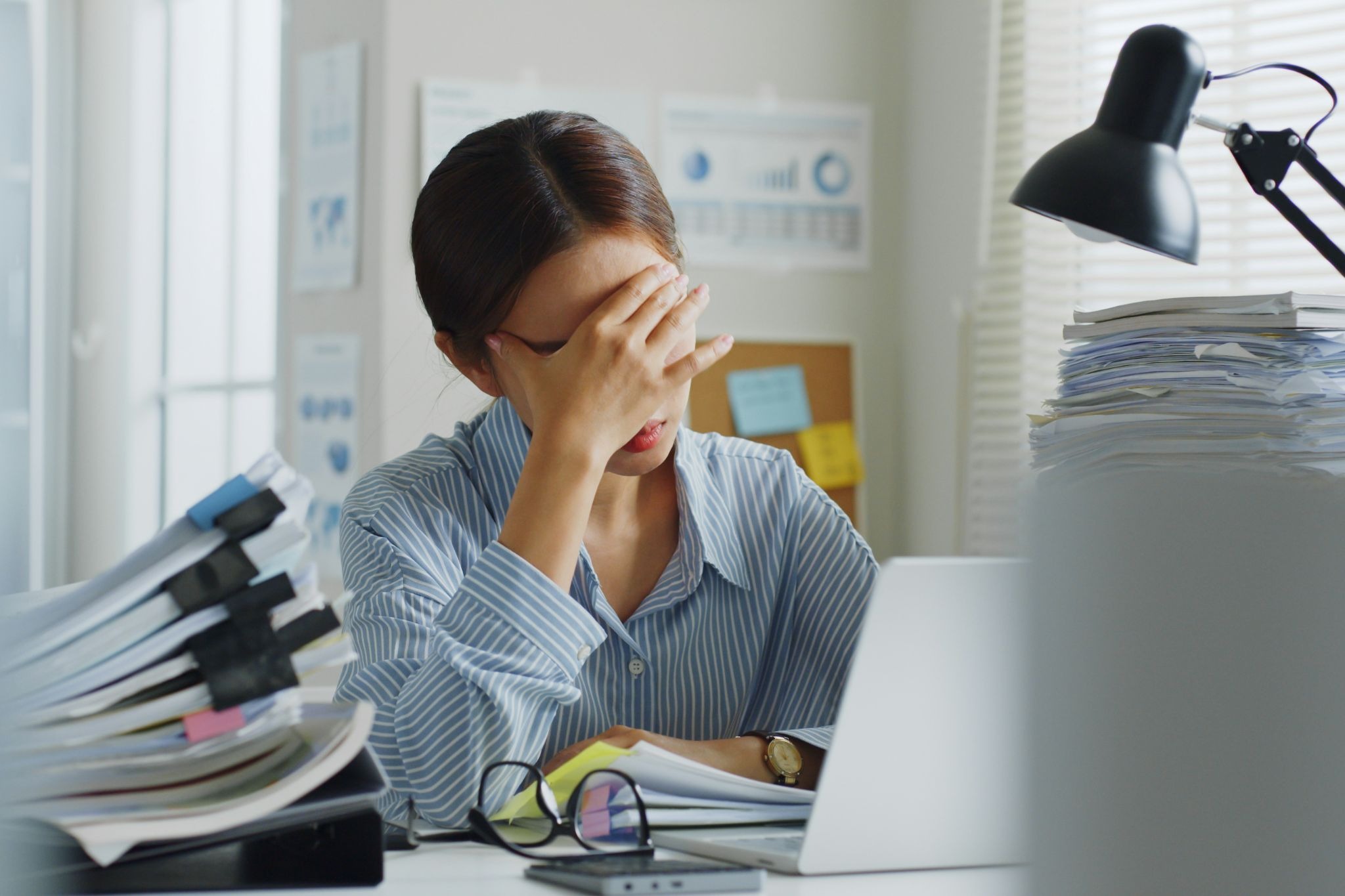 Entrepreneur experiencing burnout while working on an online business, highlighting challenges of digital marketing and side hustles