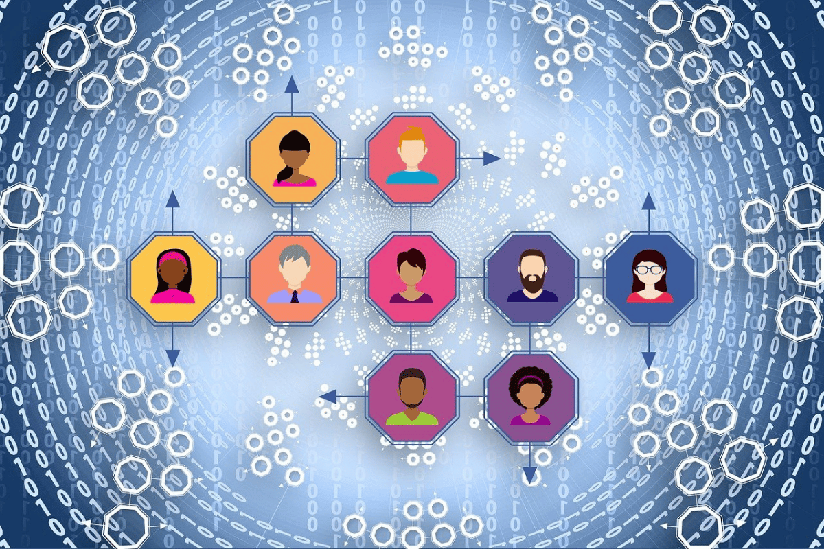 Digital network visualization showing warm market customers and a targeted market list, illustrating how to engage followers in an online business